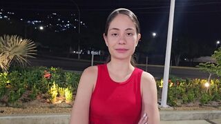 Forró tini lány elakad az utcán, én viszem haza azt a vonagló nagy seggét