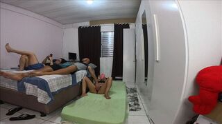 Feleségem a barátnőjével megosztotta a szobát és a vad, kemény szexet