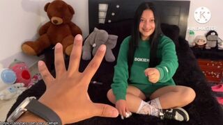 A félénk orosz tini duzzadó melleivel csábítja el tanárát és vadul szexel vele