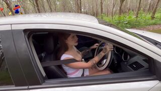 Forró nimfomániás csábította el a diákot az autóban