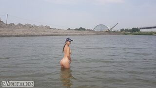 Meztelenül lubickol a folyóban, majd a parton kényezteti magát