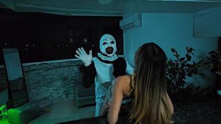 Horror éjszaka: Natalia Alvarado vadul átéli a Halloween farkast