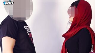 Arab milf vadül nyögi végig a csajt, felébreszti a szomszédot, aki csatlakozik a forró dugáshoz