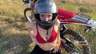 Forró motoros lány torkig veszi a motorost az enduro mezőn