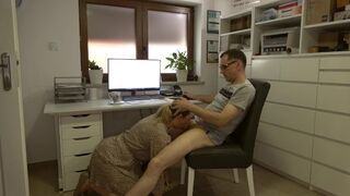 Titkárnő forró kávét visz a főnöknek, aztán vadul megül a feszes nedves puncijával, arcba spriccelés