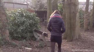 Aranyos csaj szopja a barátja farkát a parkban - Homegrown Video exkluzív amatőr videó