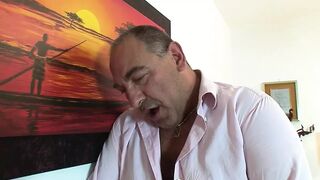 Roberto Malone vastag farkát mohón szopja a kíváncsi lány a La Figlia Prediletta 4. részben retro hangulatban