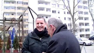 Amatőr csaj gigászi csöcsökkel nyel a vastag farkat, aztán vadul behatolnak hátulról