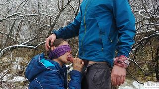 Heves cumzabálás és geci nyelése a hegyi folyó partján a nyilvánosság előtt