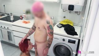 Forró vörös MILF, Alba élvezetben tartja mostohafia haverját a FaKings stúdióban, mindenki gyönyörére