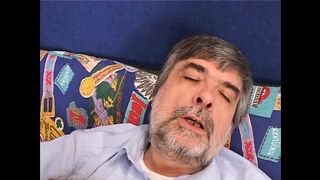 Szőke mostohalány vadul mélyen nyeli mostohaapja farkát és élvezi a kemény análját