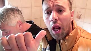 Titus Steel kemény farkát nyalja a szőke, dús mellű érett nő egy amatőr videóban