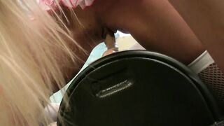 Barbi Sinclair szőke feleség nedvesen lovagol a vastag műfasszal otthon