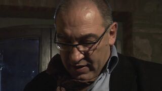 Szőke tini nedvesen nyeli a vastag farkat és a forró spermát, miközben a barna hajú tini bugyborékolva veszi a vastag, régi farkat a fenekébe.