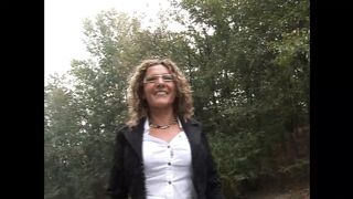 Két szőrös pinás MILF szenvedélyes élvezete Alessia Donatival