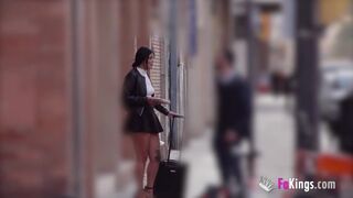 Rebeka ártatlan turistaként csábítgatja a srácokat az utcán - FaKings stílusa